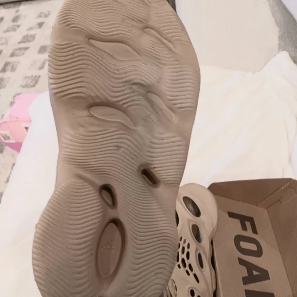 Adidas Yeezy Foam RNNR Sand (Foam Runner)size 9 - Picture 3 of 6